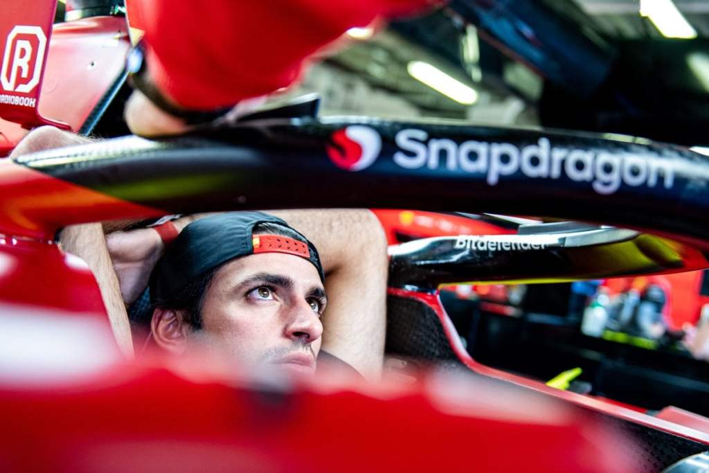 Sainz pede mudança interna para Ferrari “ser melhor aos domingos” em 2023