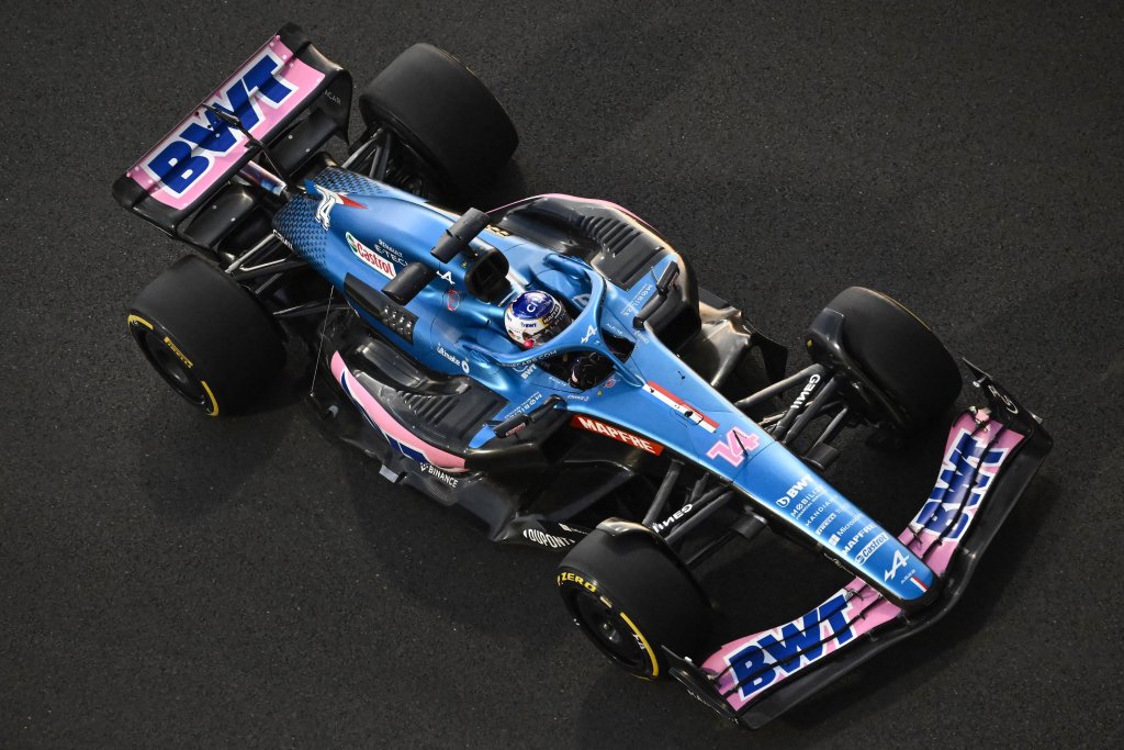 Alonso elogia carro em Abu Dhabi e fala em “desfrutar cada momento” com Alpine