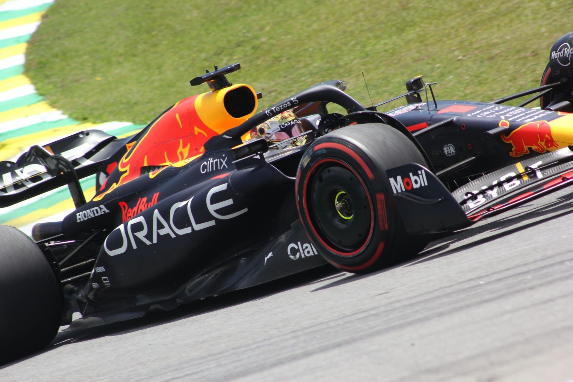 Red Bull justifica estratégia de Verstappen: “Desistimos de hoje para vencer amanhã”