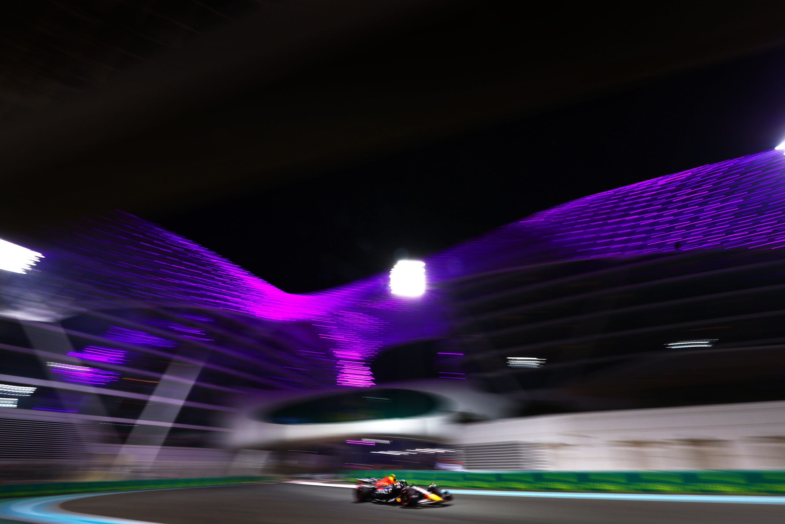 Fórmula 1 encerra temporada 2022 com GP de Abu Dhabi noturno de fortes ventos