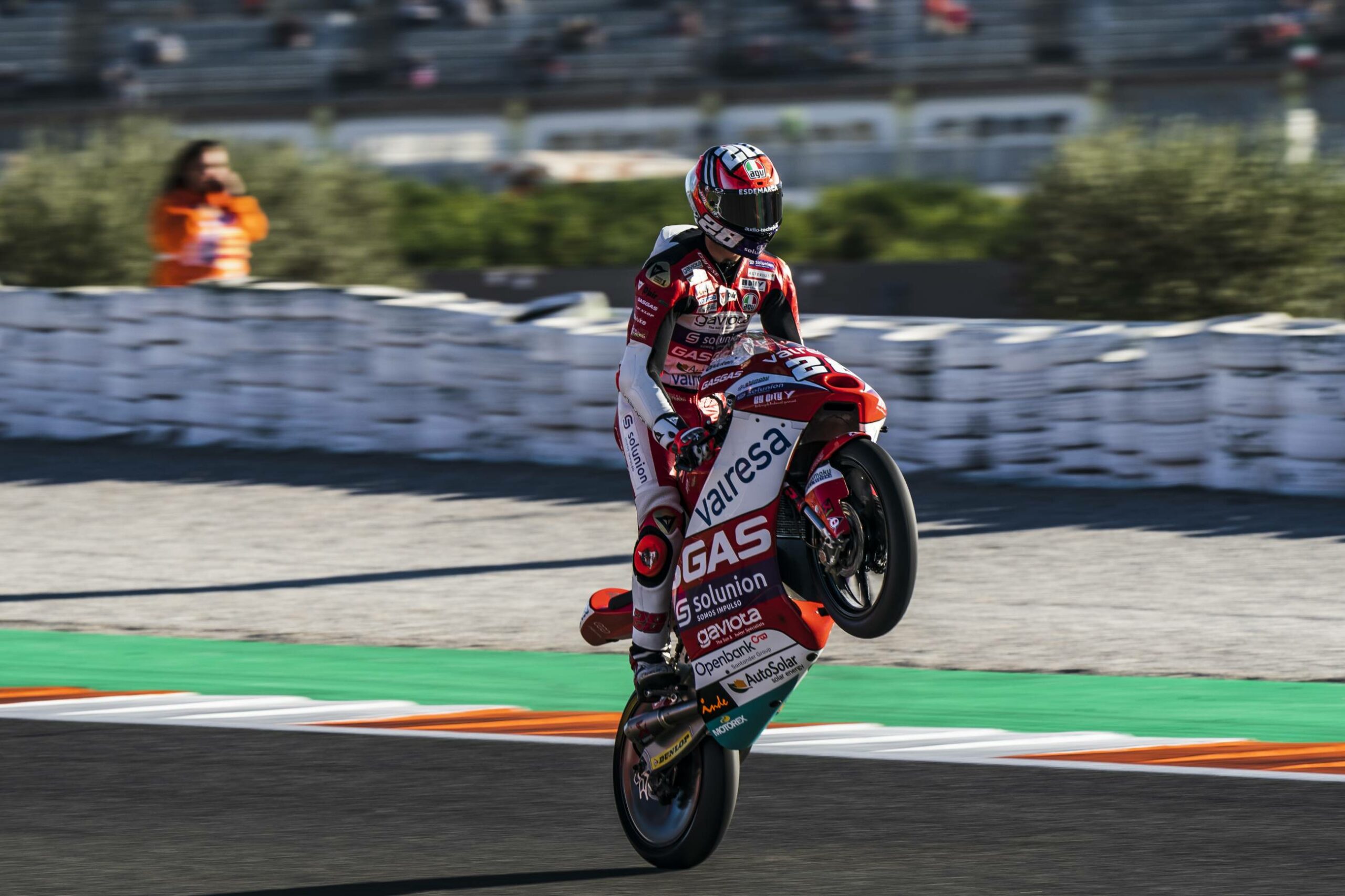 Guevara derrota Öncü na curva final e vence em Valência na Moto3. Moreira é 8º