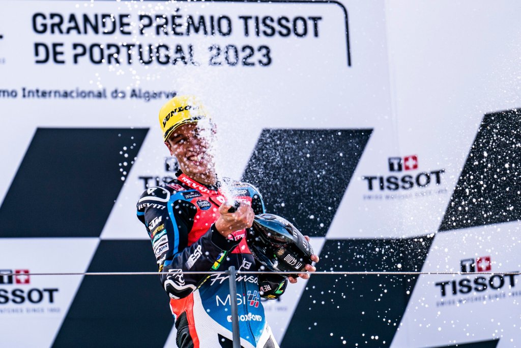 Moreira celebra pódio histórico na Moto3 após quase em 2022: “Estou mais forte”