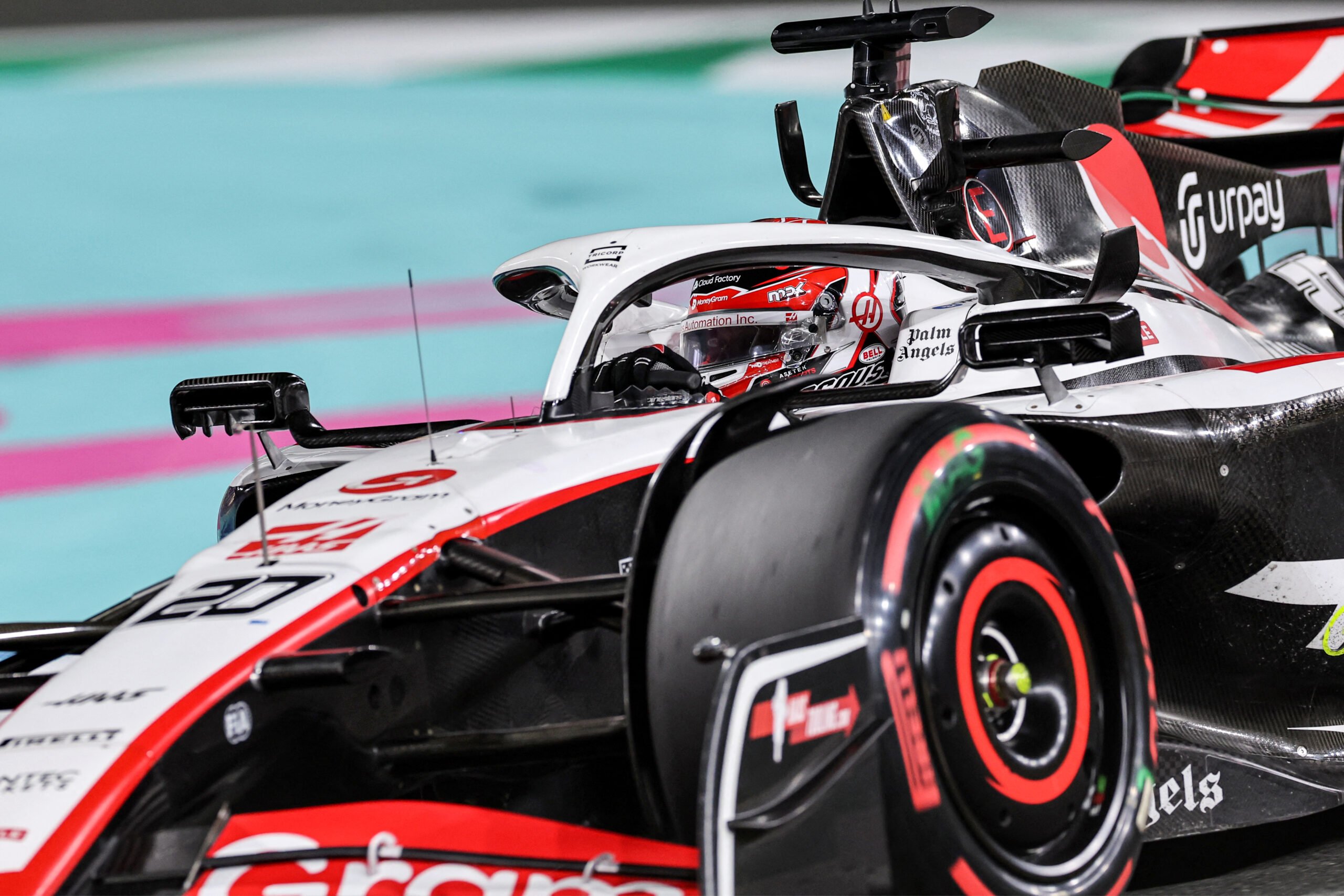 Magnussen exalta Tsunoda após batalha por ponto em Jedá: “Fez um ótimo trabalho”