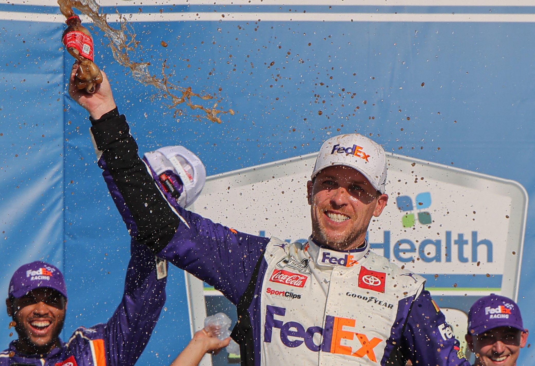 Hamlin gana la ronda de Nascar en Kansas tras un toque con Larson en la última vuelta