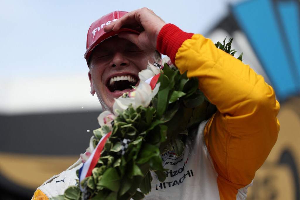 Newgarden enlouquece e vai para galera após triunfo na Indy 500