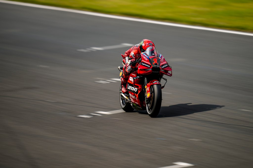 El jefe de Tech3 reacciona ante los dichos de Bagnaia: “En contra de nuestro trabajo”
