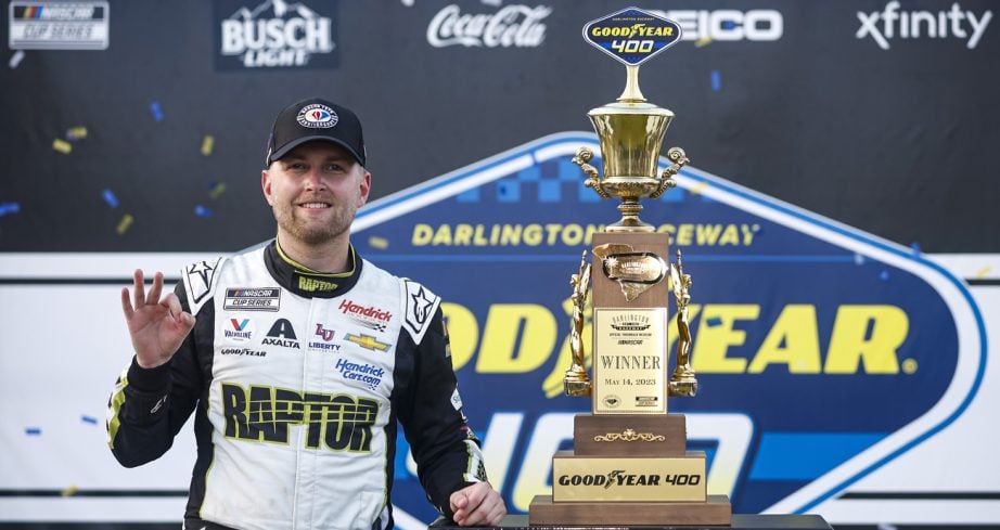 Byron aproveita batida entre Larson e Chastain e vence etapa da Nascar em Darlington