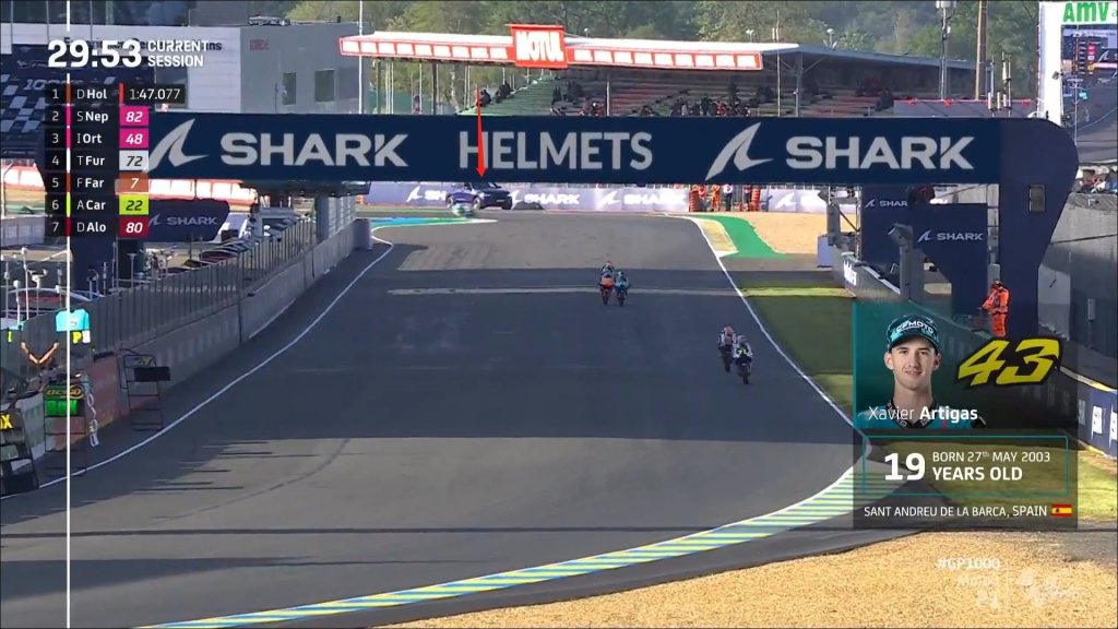 Carro de passeio erra caminho e invade pista durante treino 1 da Moto3 em Le Mans