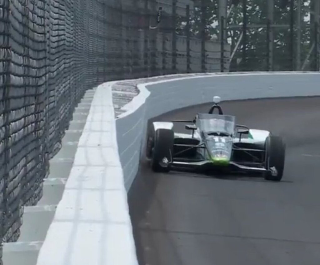 Sato roza el muro en entrenamientos de Indy 500