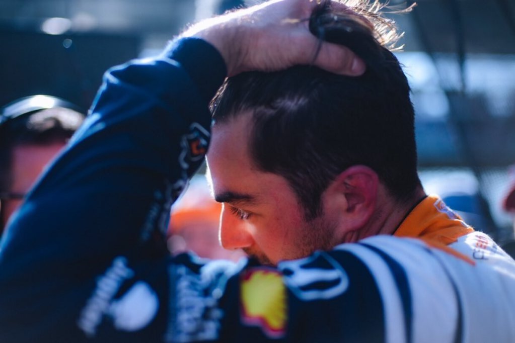 Harvey clasifica a Indy 500 y saca a Rahal de manera dramática