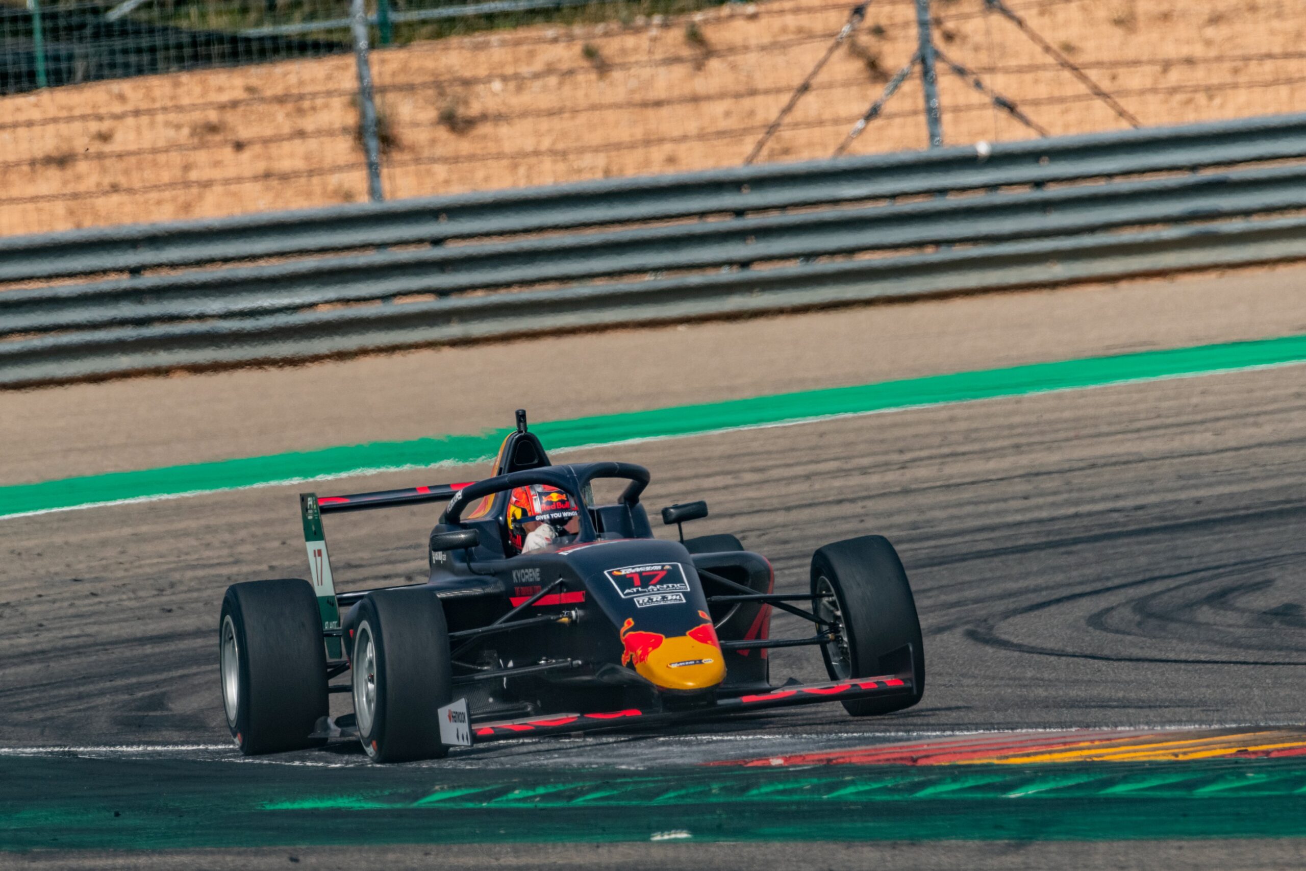 Deligny puxa trinca da Campos e vence corrida 1 da F4 Espanhola em Aragão. Clerot é 10º