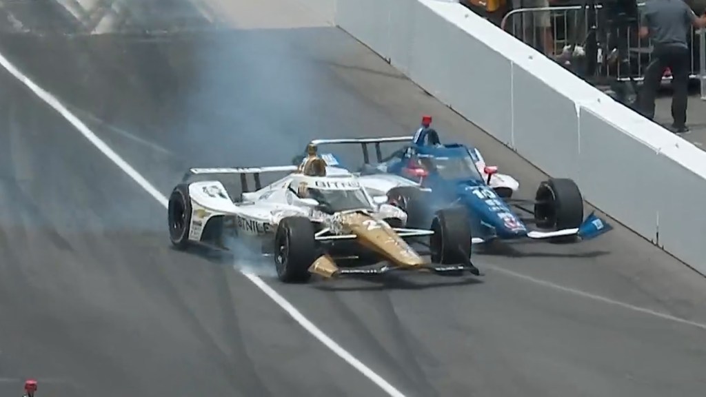Veekay trompea en boxes y choca a Palou en Indy 500
