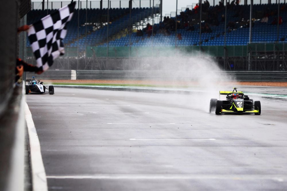 Bennet vence corrida 1 da etapa de Silverstone da GB3. Staico é 16°