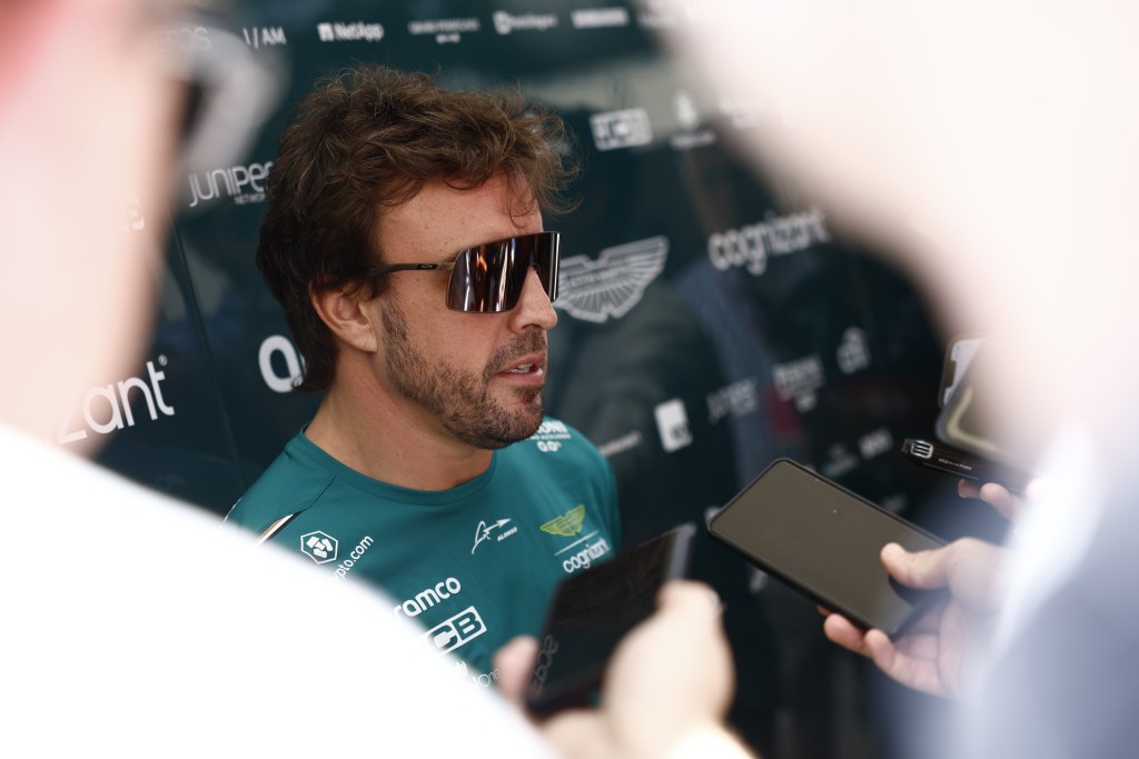 Alonso quebra protocolo durante coletiva em Miami: “Merecemos responder em espanhol”
