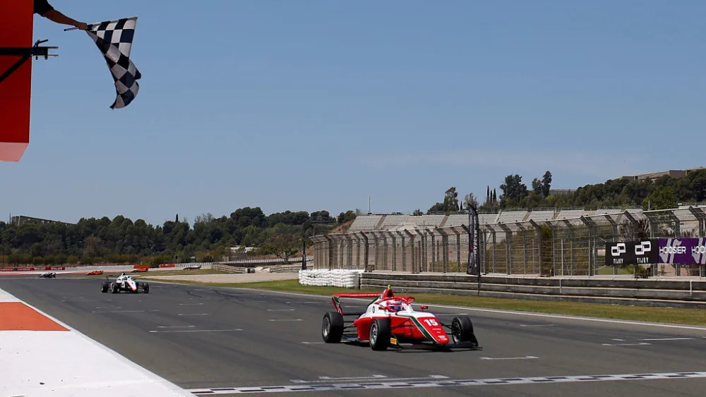 García segura pressão de Martí e vence corrida 3 da F1 Academy em Valência