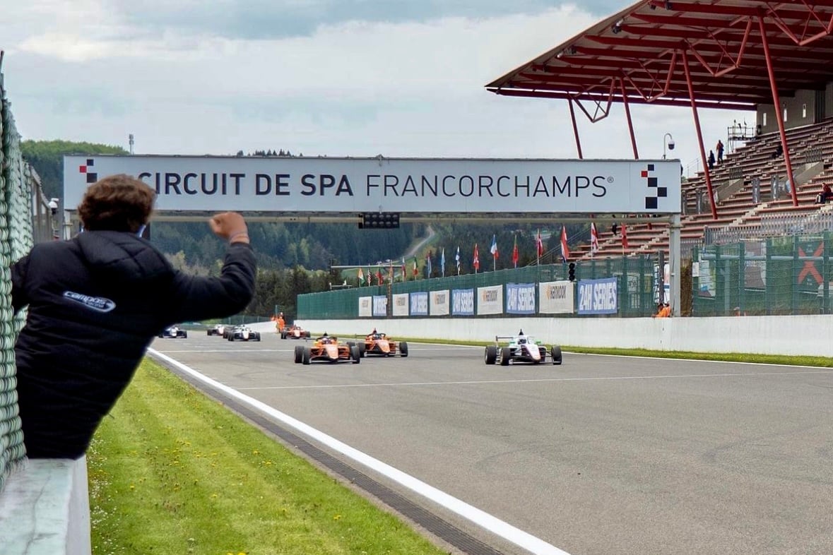 Rinicella é punido e De Palo herda vitória na corrida 3 da F4 Espanhola em Spa. Clerot é 2º