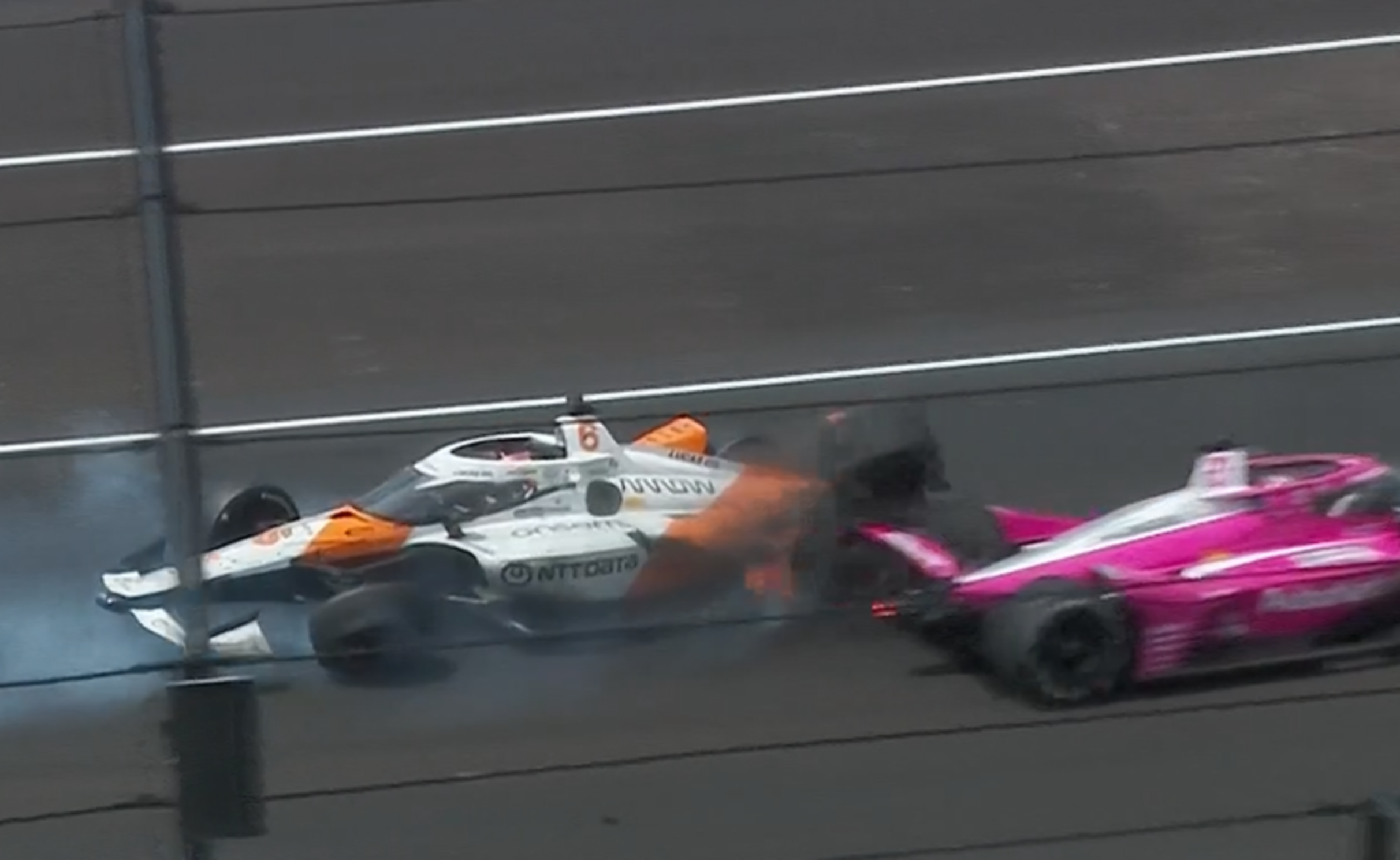Rosenqvist choca con Kirkwood en las Indy 500; un neumático vuela hacia la tribuna