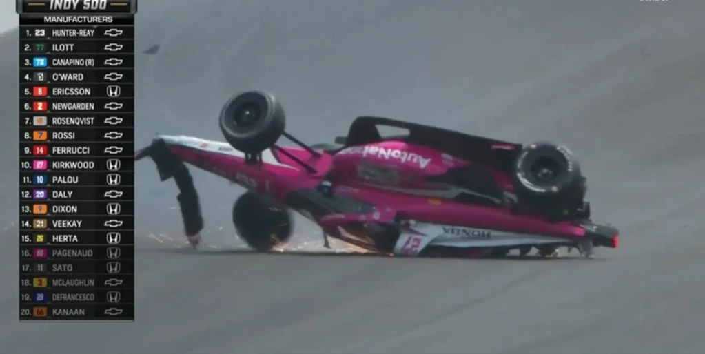 Un neumático vuela fuera del circuito en Indy 500 tras accidente