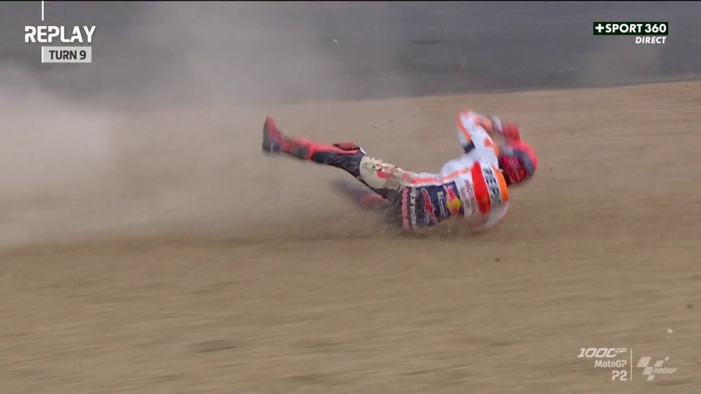 Marc Márquez vuelve a chocar y ve dar piruetas con su moto en los entrenamientos 2 de MotoGP en Le Mans