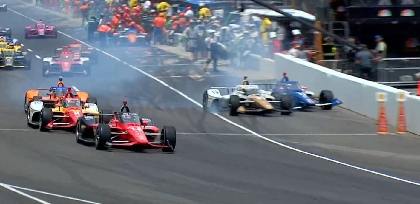 VeeKay erra na saída dos boxes e acerta Palou durante amarela na Indy 500