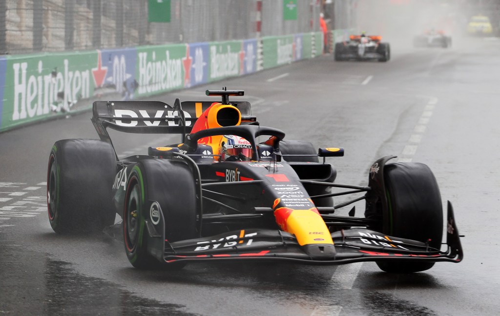Verstappen resiste a la lluvia y vence de punta a punta el GP de Mónaco; Alonso termina 2°