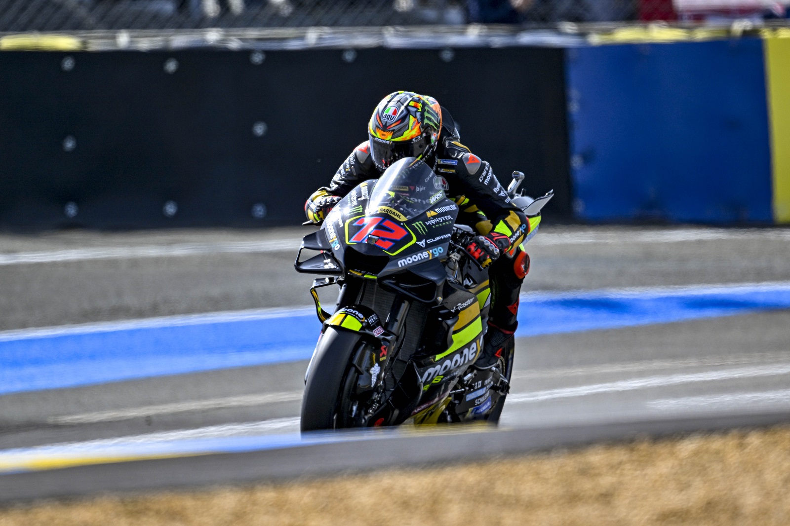 Bezzecchi reina en el caos de Francia y se lleva el GP 1000 de MotoGP