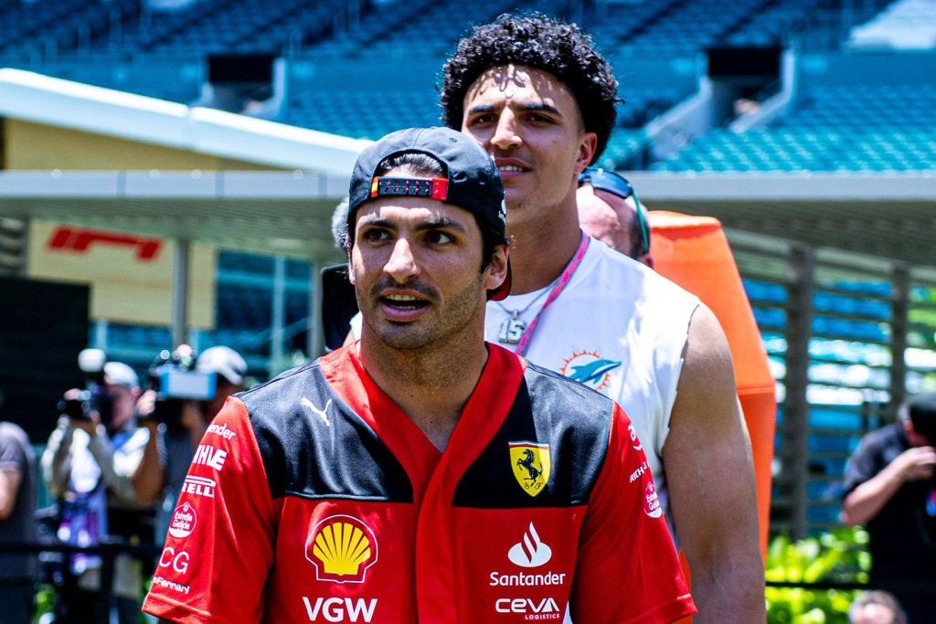 Pilotos de F1 juegan partido de fútbol en Mónaco y Sainz termina con lesión en el muslo