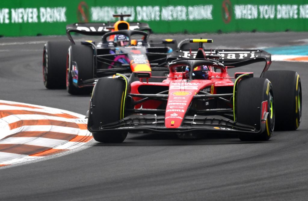 Sainz percibe desequilibrio en el ritmo de los neumáticos duros en Miami