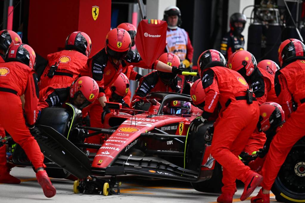 Sainz expone la limitación táctica de Ferrari con neumáticos duros: “Es difícil aceptarlo”