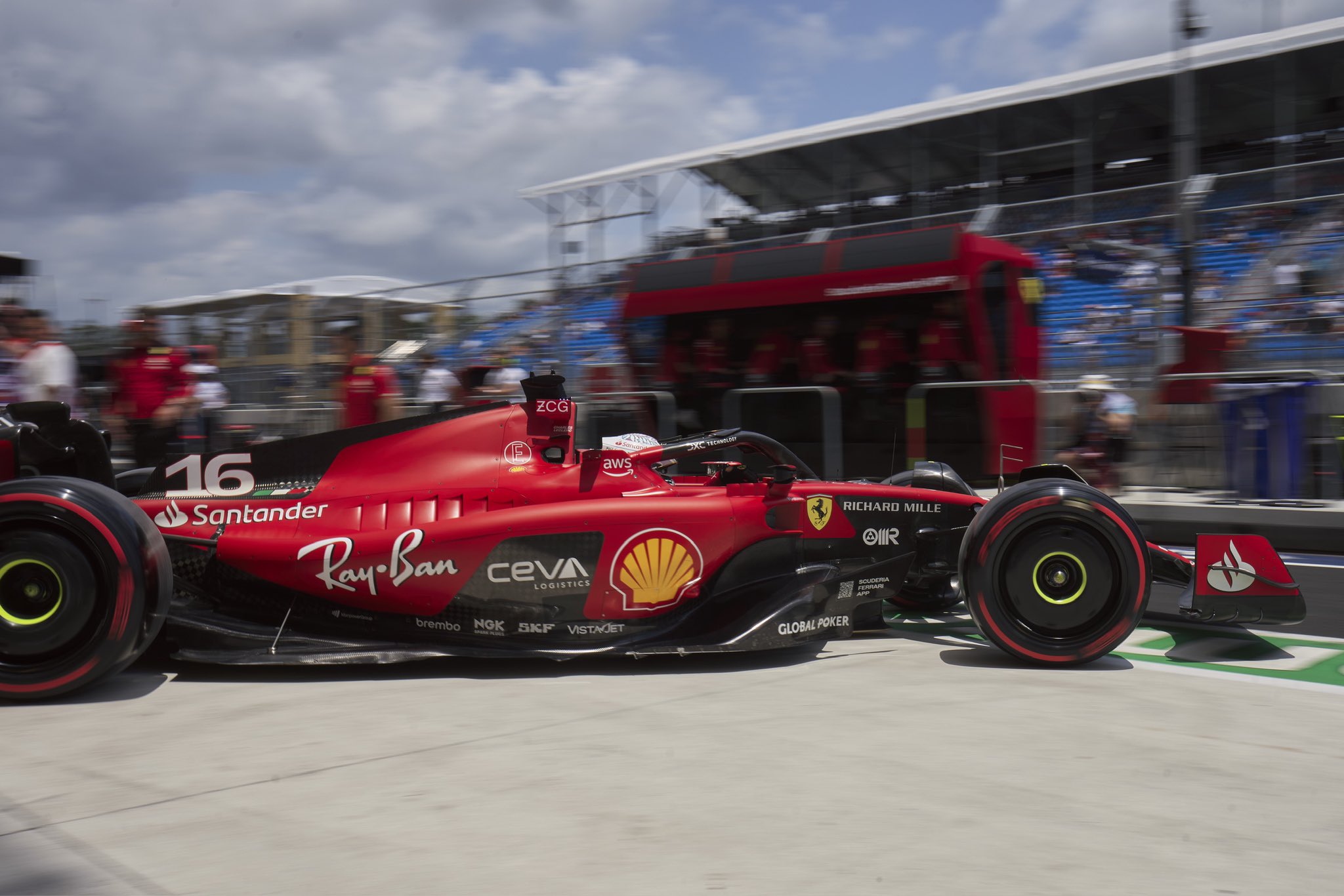 Leclerc admite “muchas dificultades” en Ferrari con un auto “increíblemente complicado”