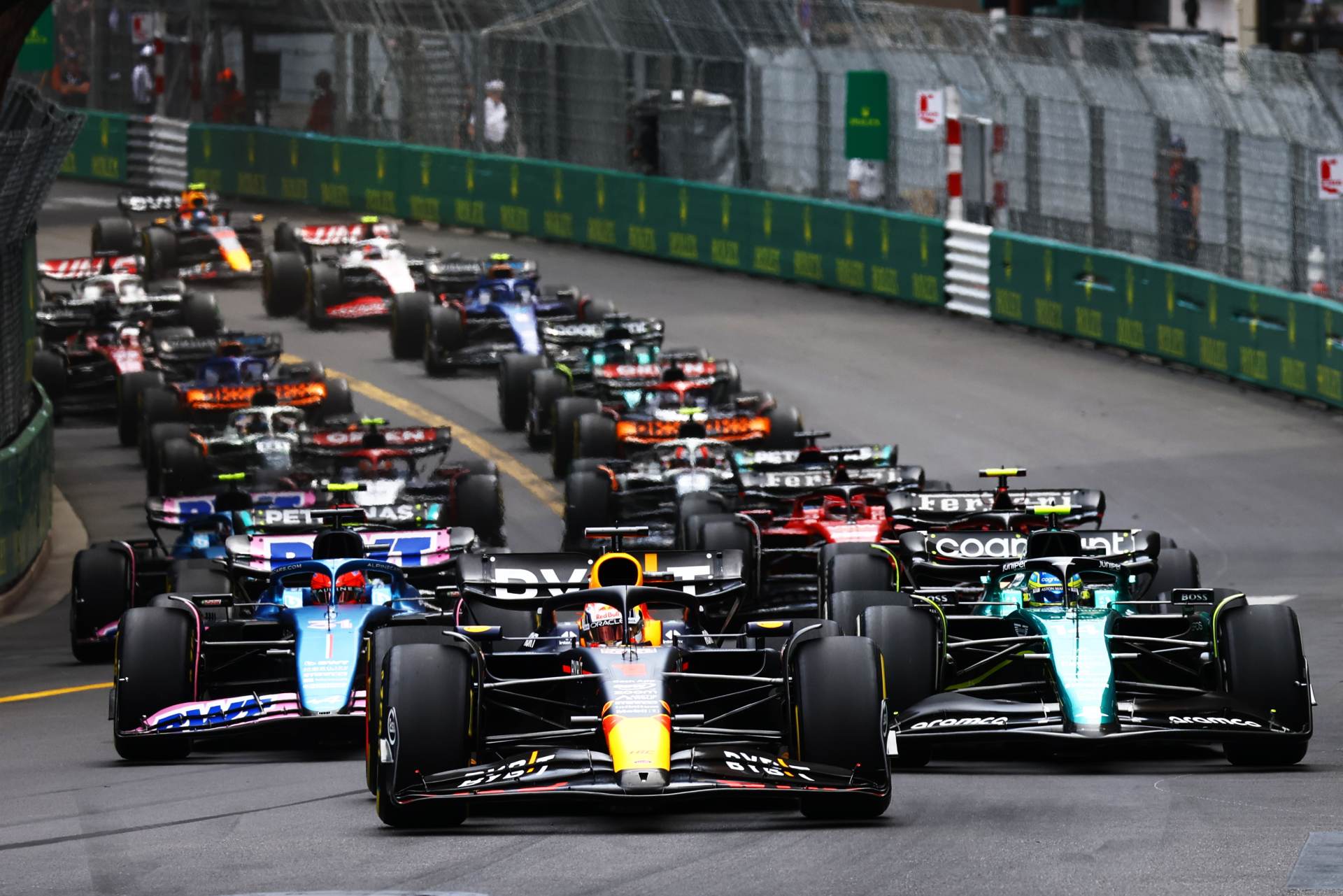 Alonso explica la táctica “agresiva” en la salida de Mónaco: “Fuimos a todo o nada”