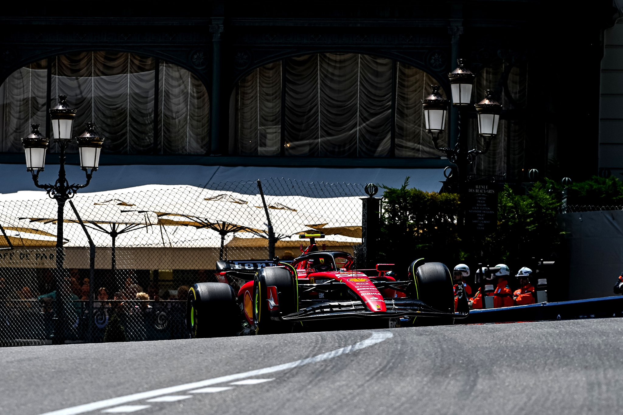 Sainz lidera TL1 de Mônaco encerrado em bandeira vermelha por acidente de Albon