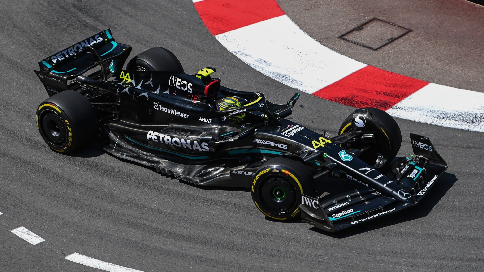 Hamilton diz que peitou Mercedes e comemora volta em Mônaco: “Normal era o 10º lugar”