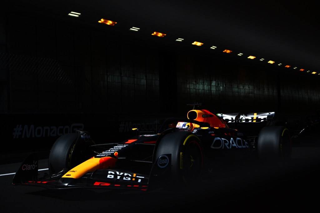Mesmo líder, Verstappen pede mais da Red Bull “para ficar à frente da Ferrari”
