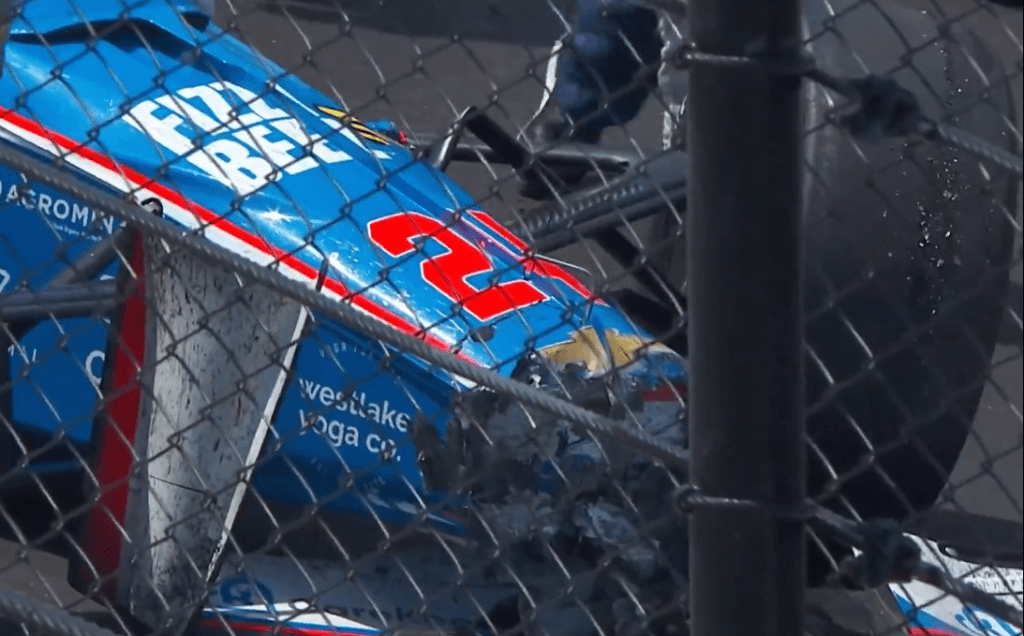 Wilson leva toque de Legge e espanca muro em treino livre da Indy 500
