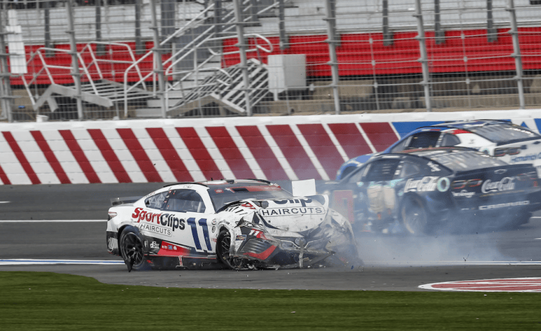 Denny Hamlin se arrebentou após o acidente com Chase Elliott (Foto: Nascar)
