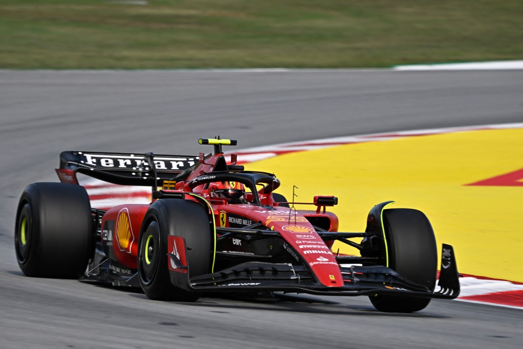Sainz celebra apoyo de los fans tras “clasificación difícil” y apunta al podio en España