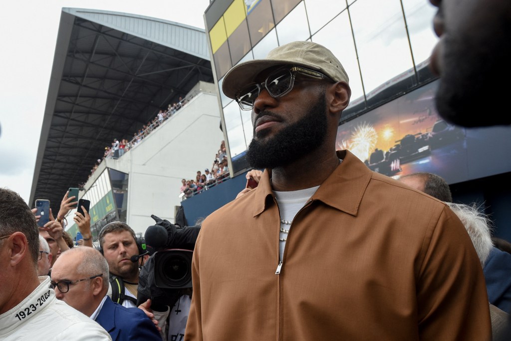 LeBron James dá início à edição 2023 das 24 Horas de Le Mans em largada tumultuada