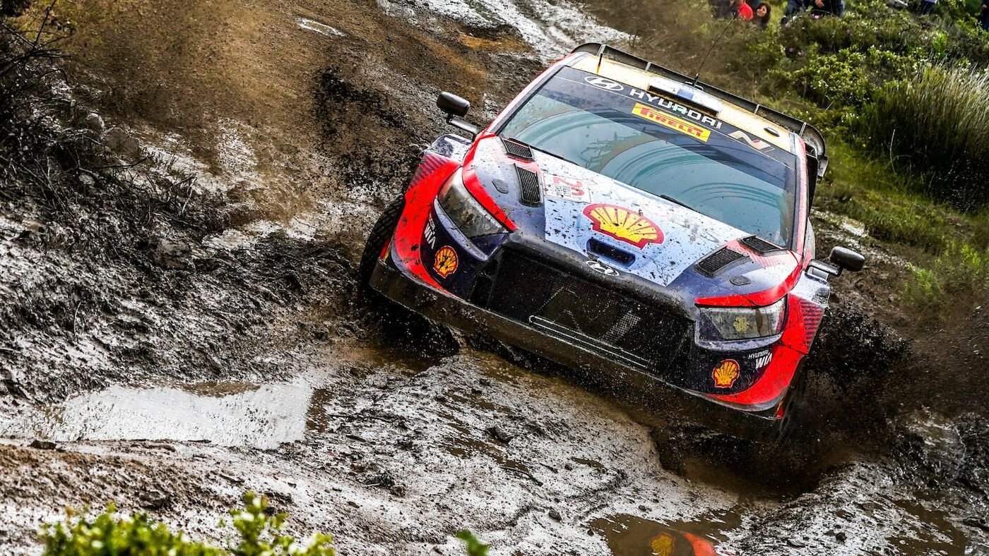Lappi passa Ogier e mantém liderança no Rali da Itália-Sardenha apesar de pneu furado