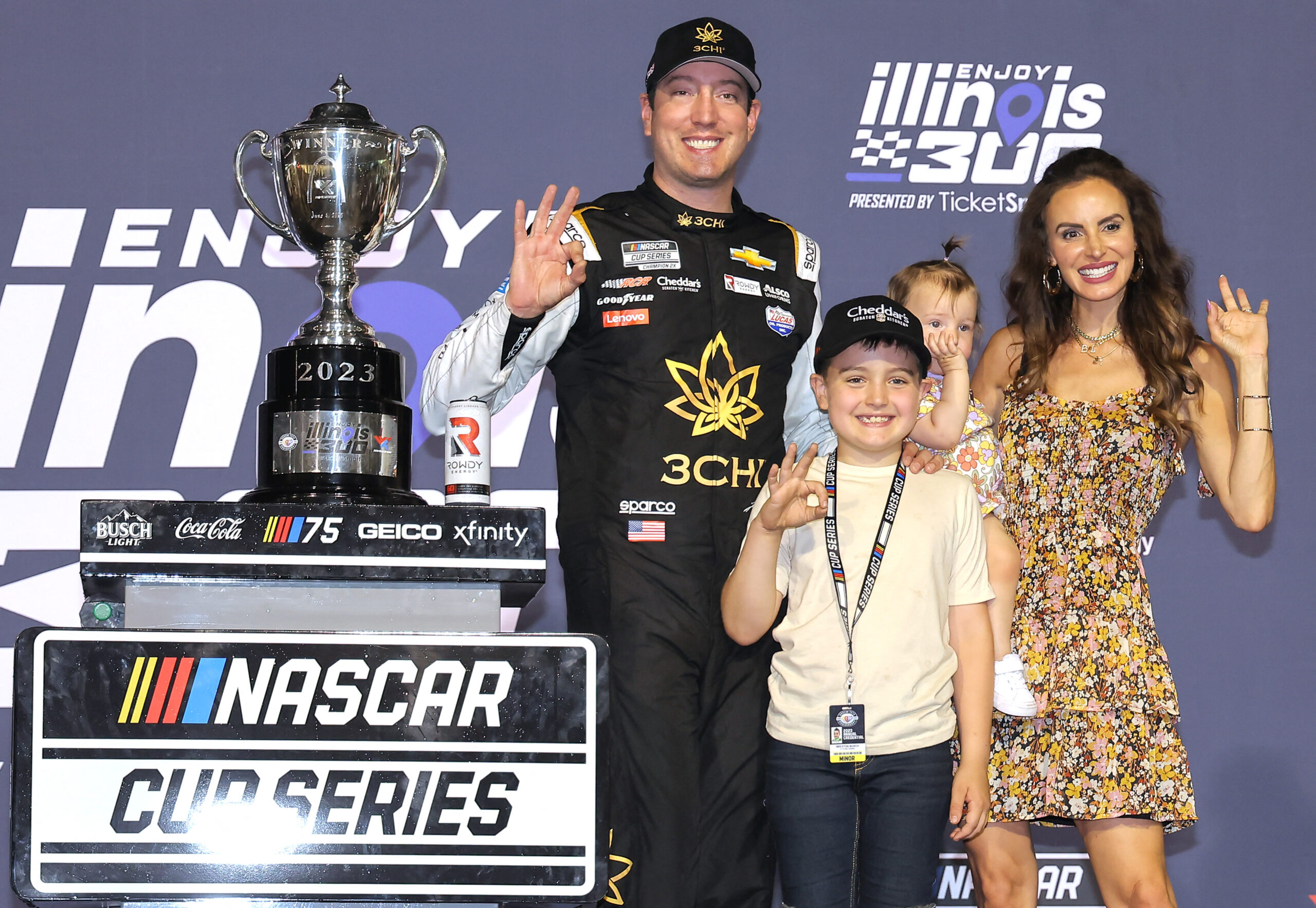 Busch sobrevive al reinicio y supera a Hamlin para ganar la ronda de Nascar en Gateway