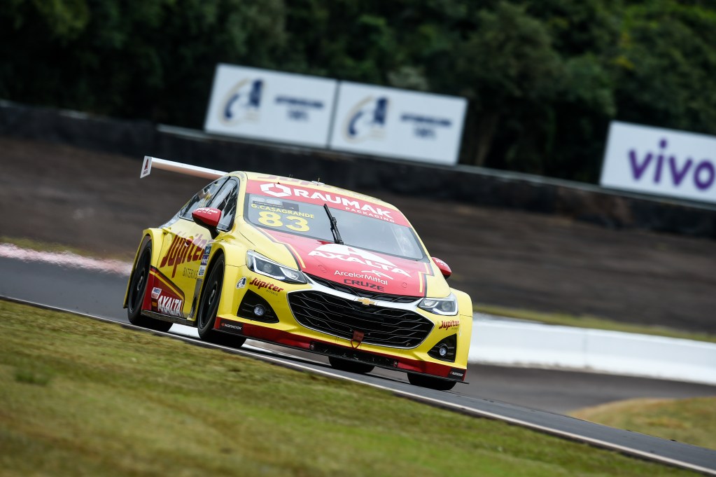 Casagrande supera Fraga e lidera segundo treino livre da Stock Car em Cascavel
