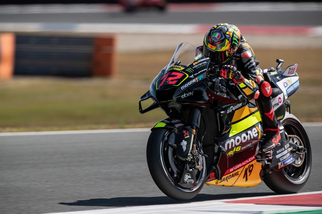 Bezzecchi sonha com moto de fábrica em 2024, mas revela desejo: “Ficar com VR46”