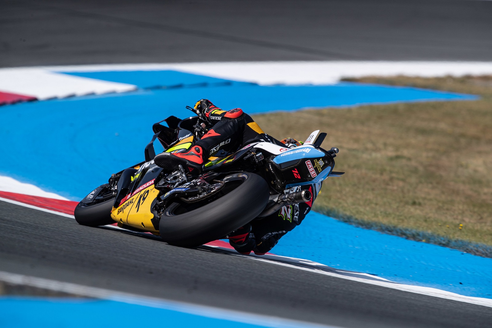 Bezzecchi aguanta a sus rivales y lidera la FP2 en Holanda; Bagnaia 4º, y Marc Márquez se cae