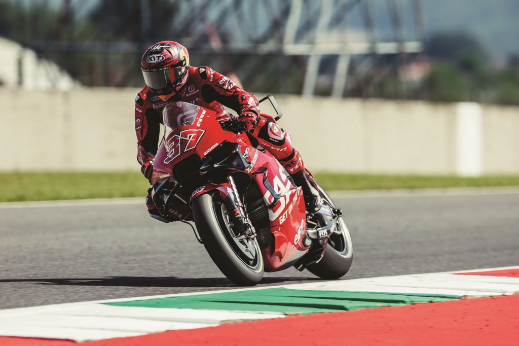 Augusto Fernández afasta pressão e diz que “merece assim como Acosta” vaga na MotoGP