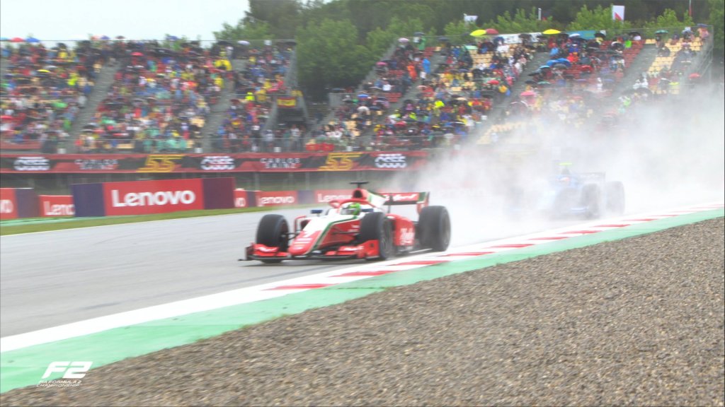 Vesti gana la carrera Sprint de Fórmula 2 en Barcelona en seco y en lluvia