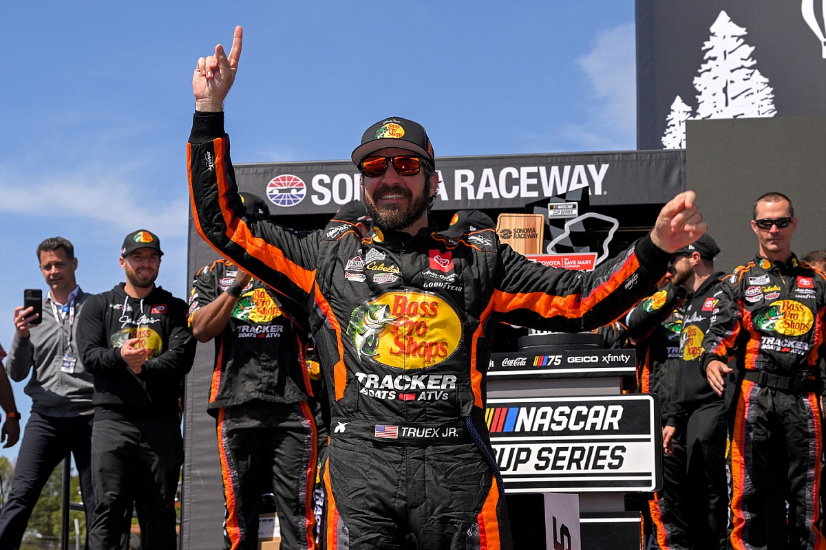 Truex acierta con la táctica y gana en el mixto de Sonoma por cuarta vez en la Nascar