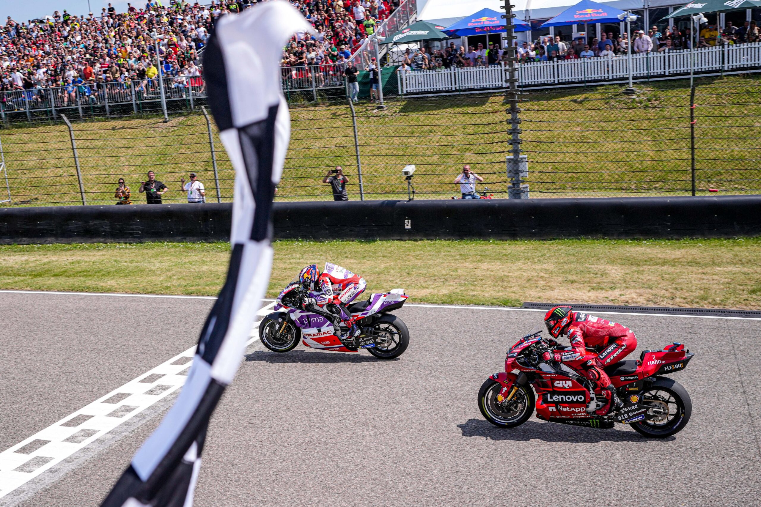 Martín bate a Bagnaia en la línea de llegada y gana en Alemania; Marc Márquez no corre