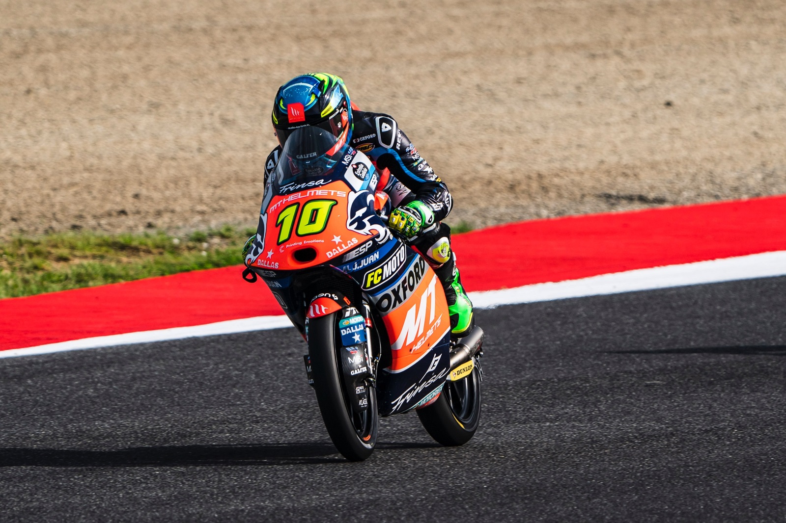 Moreira quebra dente da frente após queda no treino 2 da Moto3 na Holanda