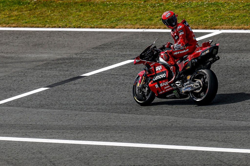 Bagnaia sai de férias com vantagem ainda maior na MotoGP. Confira classificação