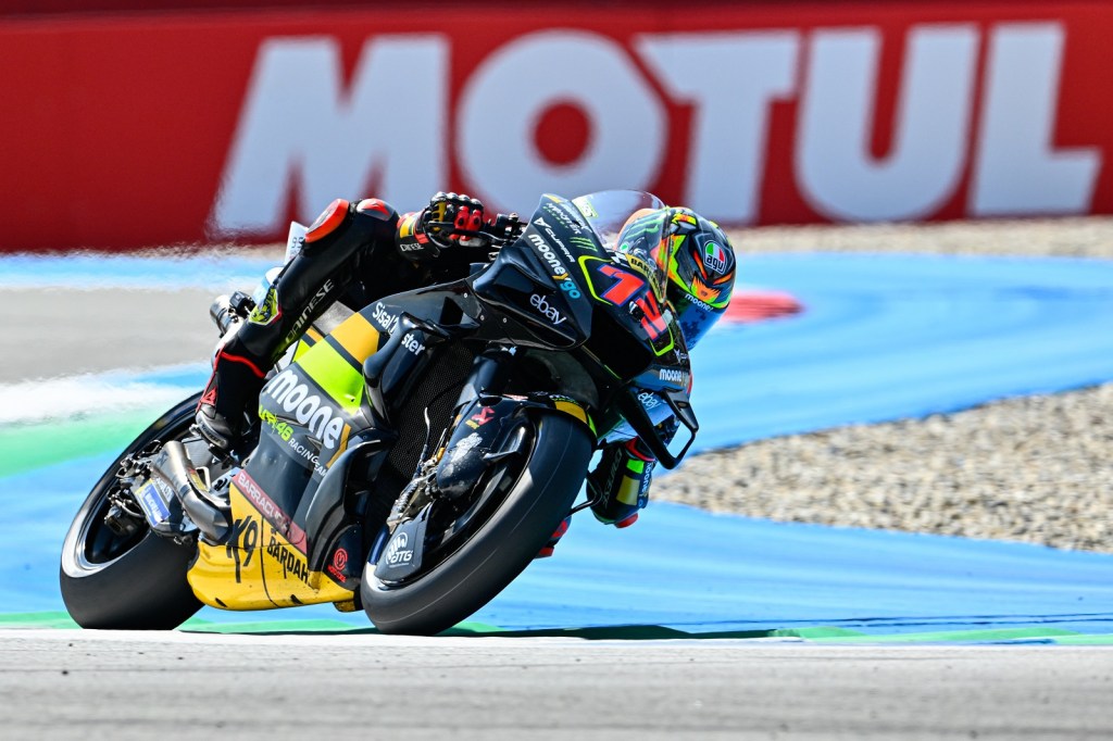 Bezzecchi otorga al VR46 la pole en Assen; Marc Márquez cae y termina 17
